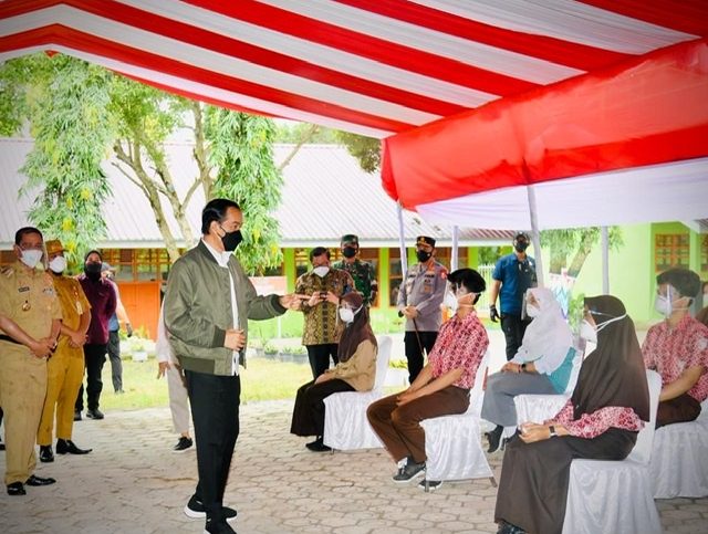 Plt Gubernur Sulsel Dampingi Presiden Jokowi Tinjau Pelaksanaan Vaksinasi Bagi Pelajar di Wajo